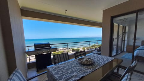 Day, Natural landscape, View (from property/room), Balcony/Terrace, Seating area, Dining area, Sea view
