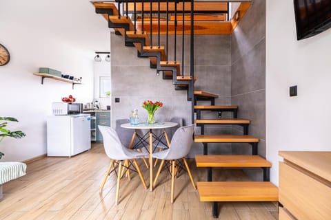 Kitchen or kitchenette, Living room, Seating area, Dining area