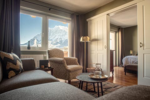 Living room, Bedroom, Mountain view
