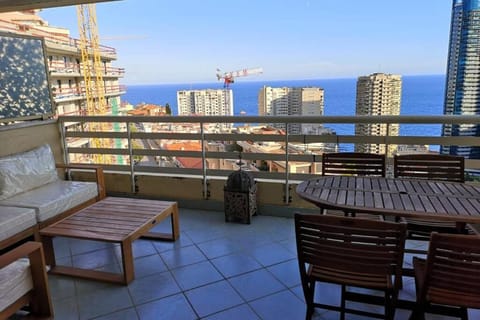Studio climatisé - belle vue mer-piscine Apartment in Monaco