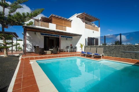 Property building, BBQ facilities, Coffee/tea facilities, Balcony/Terrace, Guests, Swimming pool, Family, sunbed