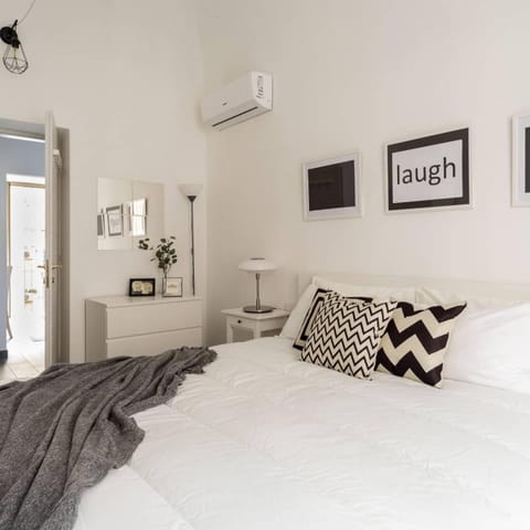 Bed, Photo of the whole room, Bedroom, fireplace, air conditioner