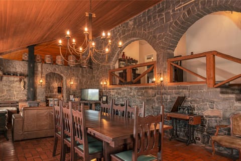 Restaurant/places to eat, Living room, Banquet/Function facilities, Seating area