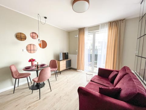 TV and multimedia, Seating area, Dining area