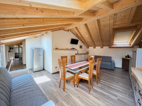 Communal lounge/ TV room, TV and multimedia, Kitchen or kitchenette, Living room, Seating area, Dining area