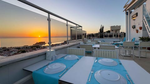Restaurant/places to eat, Balcony/Terrace, Alcoholic drinks, Non alcoholic drinks, Sunset, sunbed