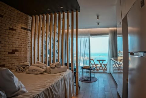 Photo of the whole room, Sea view