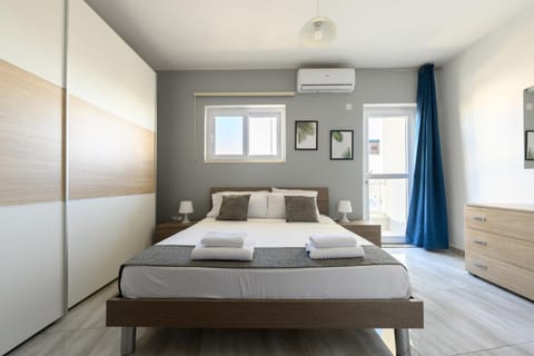 Bed, Bedroom, wardrobe, air conditioner