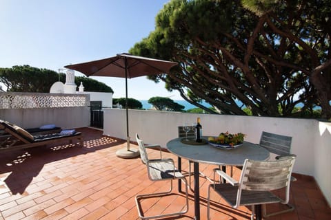Property building, Balcony/Terrace, Living room