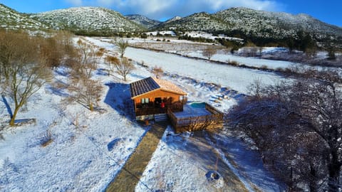 Property building, Facade/entrance, Day, Natural landscape, Winter, Photo of the whole room, Mountain view