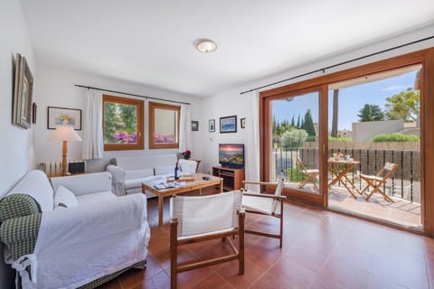 Patio, Garden, TV and multimedia, View (from property/room), Balcony/Terrace, Living room, Seating area, Dining area, Garden view