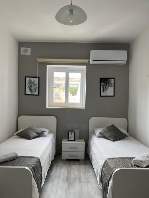 Bed, Photo of the whole room, Bedroom, air conditioner