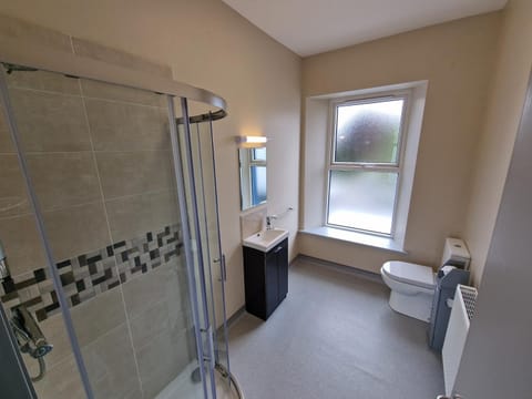 Shower, Toilet, towels