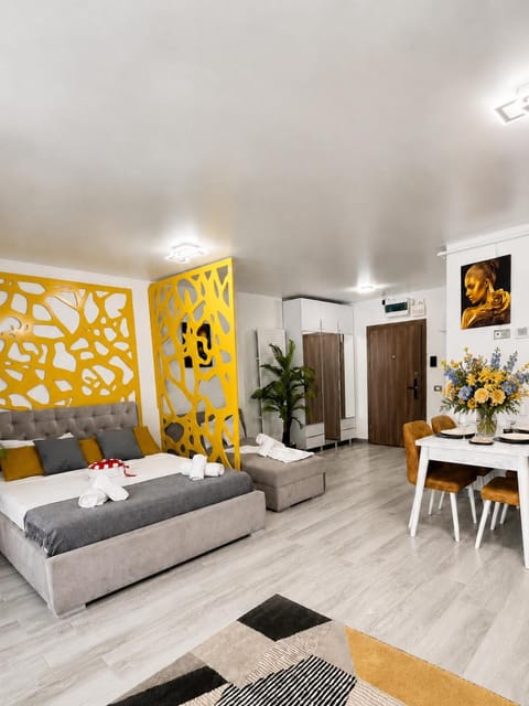 TV and multimedia, Seating area, Bedroom