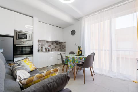 Kitchen or kitchenette, Living room, Seating area, Dining area, oven, pet friendly, stove