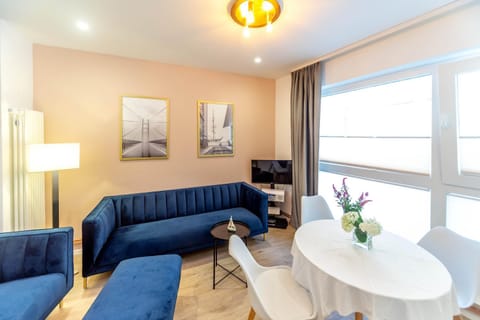 Communal lounge/ TV room, TV and multimedia, Seating area