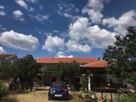 Property building, Neighbourhood