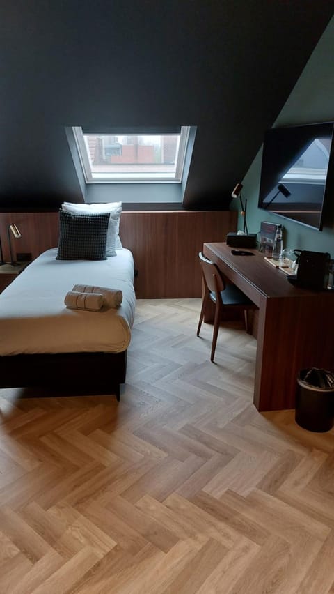 Bed, TV and multimedia