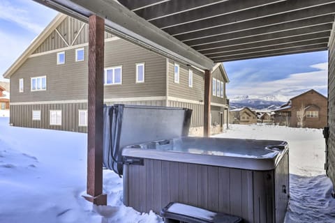 Luxe Rocky Mtn Retreat with Hot Tub - By Winter Park House in Tabernash
