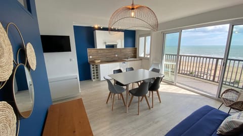 Kitchen or kitchenette, Living room, Dining area, Sea view