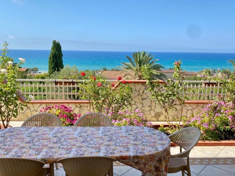 Patio, Day, Natural landscape, View (from property/room), Balcony/Terrace, Dining area, Beach, Sea view, internet, pet friendly