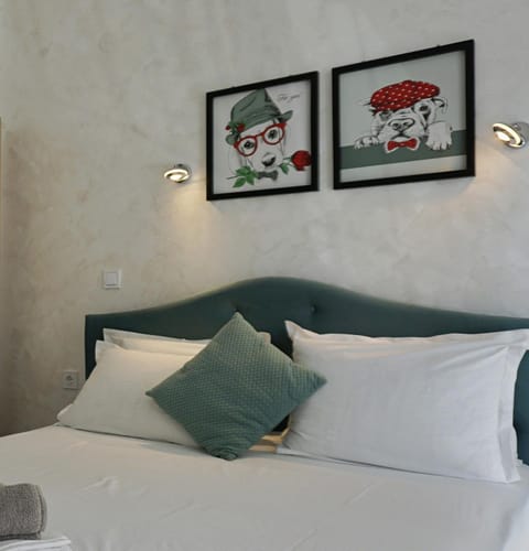 Bed, Photo of the whole room, Decorative detail, Bedroom