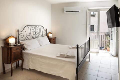 Bed, TV and multimedia, Bedroom, air conditioner