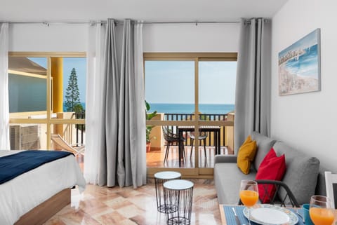 Photo of the whole room, Sea view