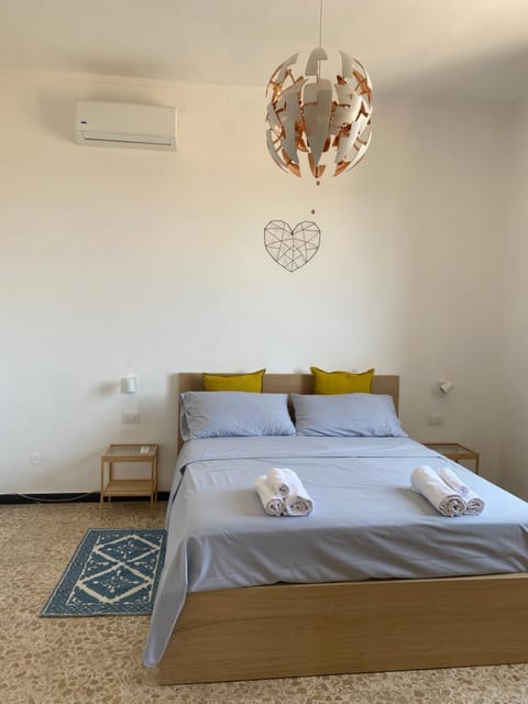 Bed, Photo of the whole room, Bedroom, towels, air conditioner