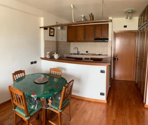 Kitchen or kitchenette, Dining area, Communal kitchen
