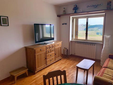 Communal lounge/ TV room, TV and multimedia, Living room, Seating area, Evening entertainment