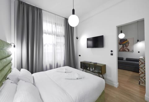 Bed, Day, Winter, TV and multimedia, Coffee/tea facilities, Balcony/Terrace, Living room, Photo of the whole room, Bedroom, Pets, Breakfast, Seasons, Location, Quiet street view, Parking, flat iron, hair dresser, hair dryier, heating, internet, locker, locker, minibar, safe, shuttle, towels, elevator, air conditioner