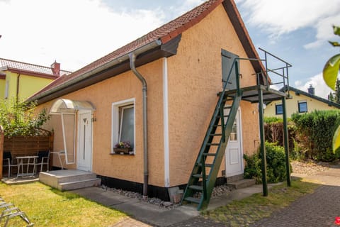 Property building, Facade/entrance, Day, Balcony/Terrace