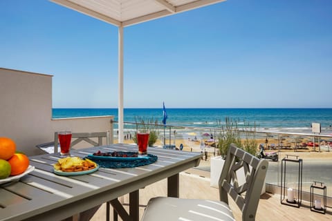 Day, Natural landscape, View (from property/room), Balcony/Terrace, Dining area, Food, Sea view, sunbed