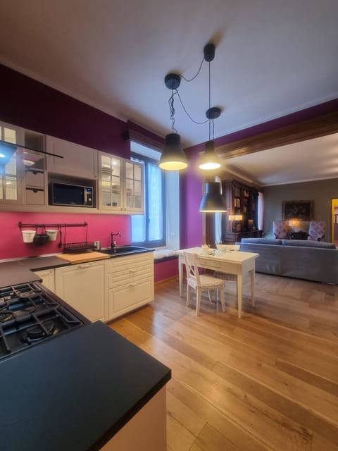 Kitchen or kitchenette, Living room, Seating area, Dining area, Communal kitchen