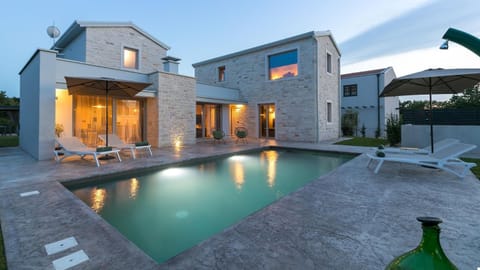 Property building, Garden, Swimming pool