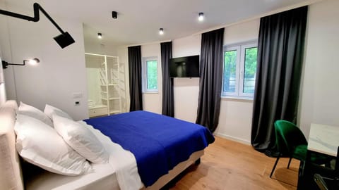 Bed, TV and multimedia, Photo of the whole room, Bedroom