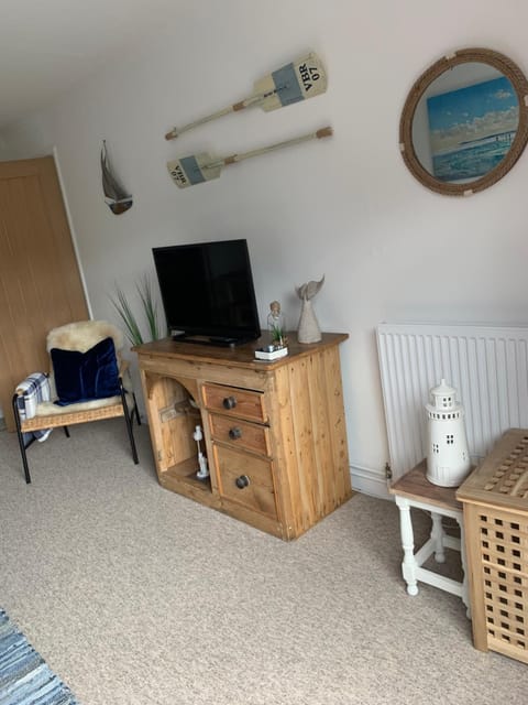 Lovely home from home apartment 8 mins walk to beach with free parking and sun deck 2 bed sleeps 4 Apartment in Lyme Regis