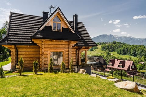 Property building, Day, Garden, Mountain view
