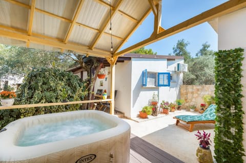 Natural landscape, Garden, Hot Tub, Hot Tub, Balcony/Terrace, Garden view
