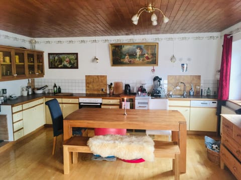 Kitchen or kitchenette, Dining area, pet friendly