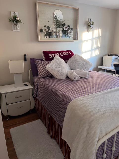 Bed, Photo of the whole room, towels