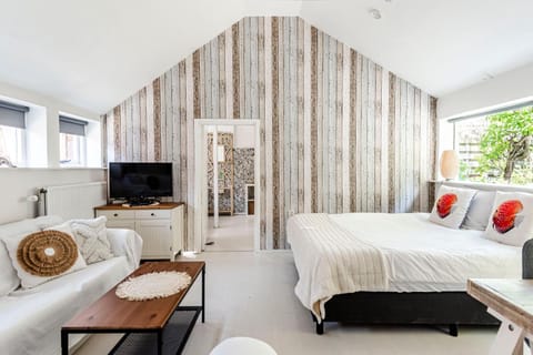 TV and multimedia, Photo of the whole room, Bedroom