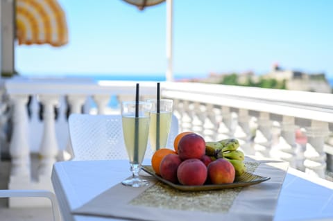 Natural landscape, Balcony/Terrace, Food and drinks, Sea view, Drinks