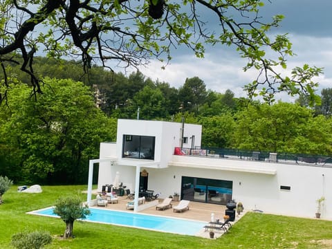 Property building, Day, Garden, Swimming pool, sunbed