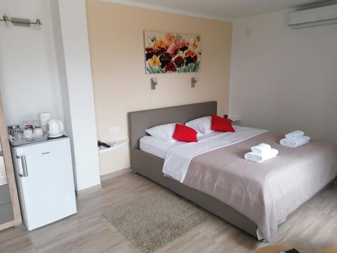 Bedroom, towels, air conditioner