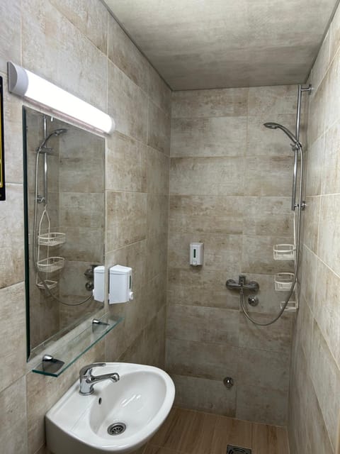 Shower, Toilet, Bathroom, towels