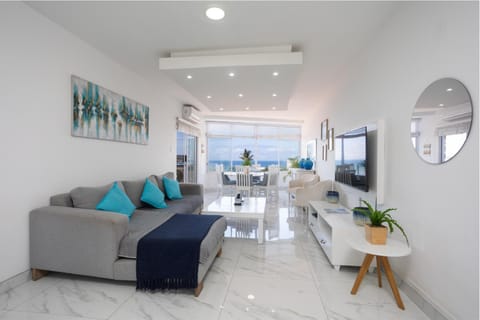 TV and multimedia, Living room, Seating area, Dining area, Sea view, Sea view, Area and facilities, air conditioner