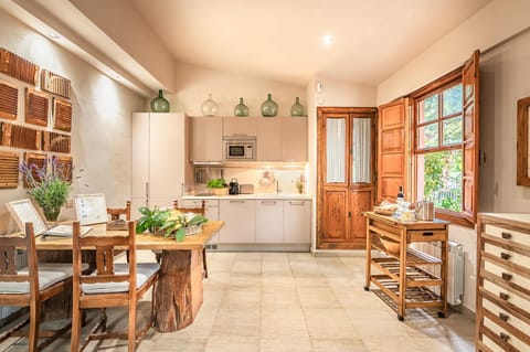Kitchen or kitchenette, Dining area