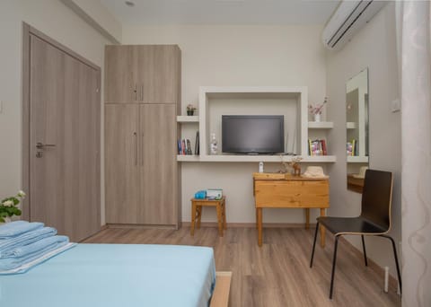Bed, TV and multimedia, Bedroom